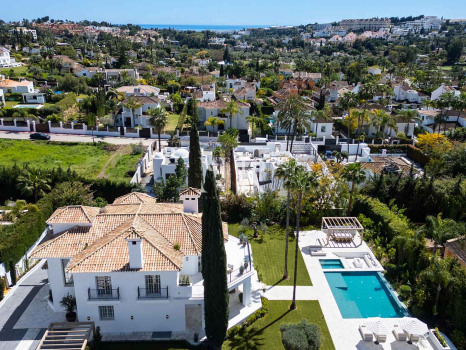 Villa entièrement rénovée à Nueva Andalucía à vendre