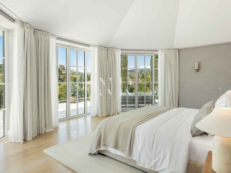 Villa entièrement rénovée à Nueva Andalucía à vendre
