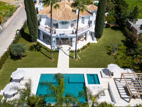 Villa entièrement rénovée à Nueva Andalucía à vendre
