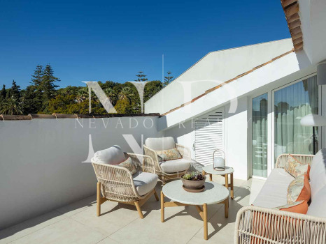 Penthouse entièrement rénové dans l'Urbanisation Costa Nagüeles II à vendre