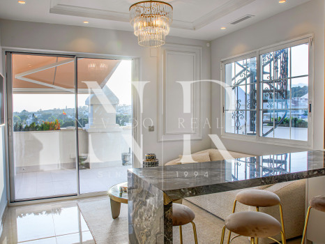 Completely refurbished penthouse on the Golden Mile next to the beach with sea views for rent.