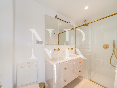 Completely refurbished penthouse on the Golden Mile next to the beach with sea views for rent.