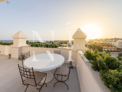 Completely refurbished penthouse on the Golden Mile next to the beach with sea views for rent.
