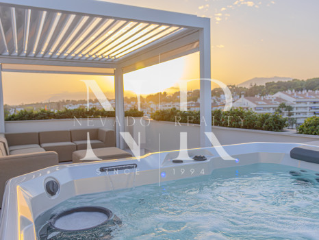 Ático con vistas al mar completamente reformado en la Milla de Oro de Marbella a la venta.