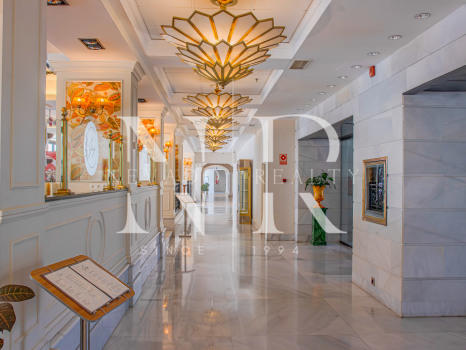 Completely refurbished penthouse on the Golden Mile next to the beach with sea views for rent.