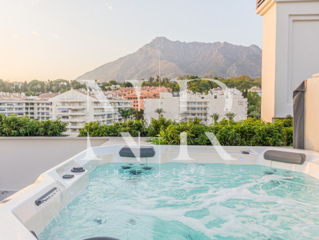 Completely refurbished penthouse on the Golden Mile next to the beach with sea views for rent.