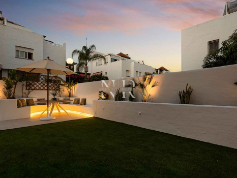Maison de ville entièrement rénovée à Las Cumbres de Marbella à vendre
