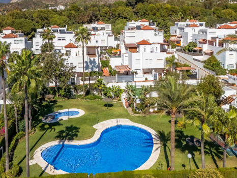Maison de ville entièrement rénovée à Las Cumbres de Marbella à vendre