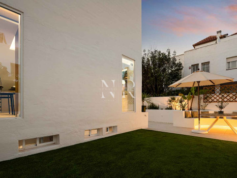 Maison de ville entièrement rénovée à Las Cumbres de Marbella à vendre