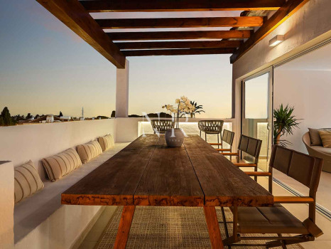 Maison de ville entièrement rénovée à Las Cumbres de Marbella à vendre
