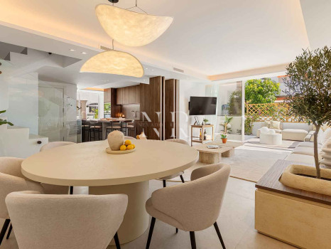 Maison de ville entièrement rénovée à Las Cumbres de Marbella à vendre