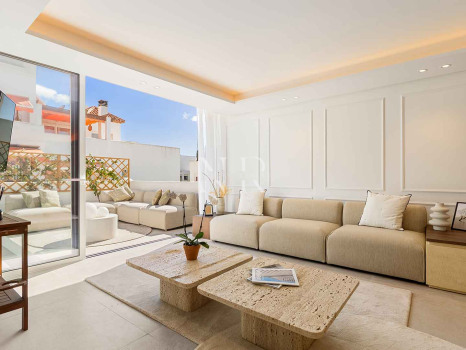 Maison de ville entièrement rénovée à Las Cumbres de Marbella à vendre