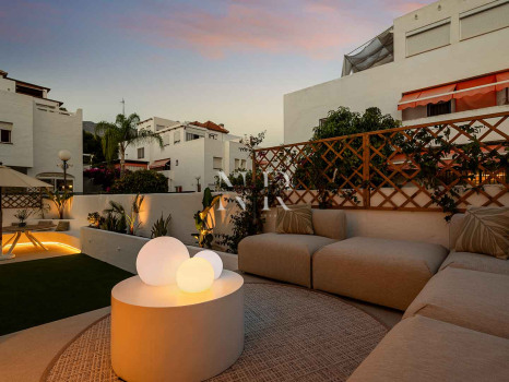 Maison de ville entièrement rénovée à Las Cumbres de Marbella à vendre