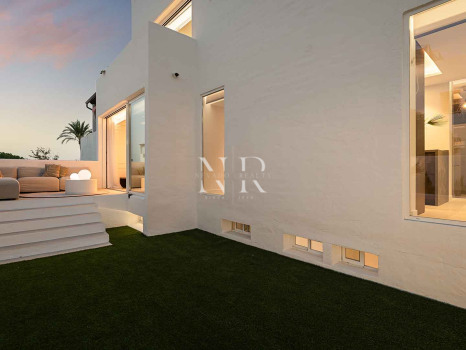Maison de ville entièrement rénovée à Las Cumbres de Marbella à vendre