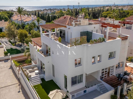 Maison de ville entièrement rénovée à Las Cumbres de Marbella à vendre