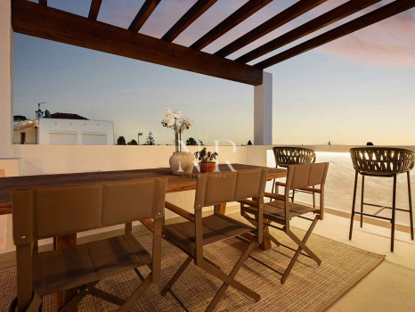 Maison de ville entièrement rénovée à Las Cumbres de Marbella à vendre