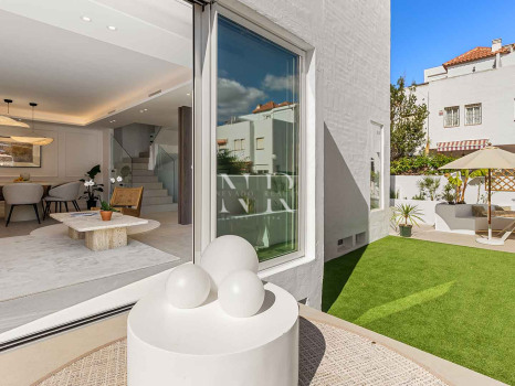 Maison de ville entièrement rénovée à Las Cumbres de Marbella à vendre