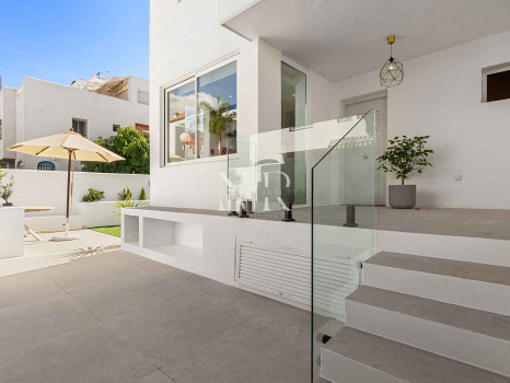 Maison de ville entièrement rénovée à Las Cumbres de Marbella à vendre