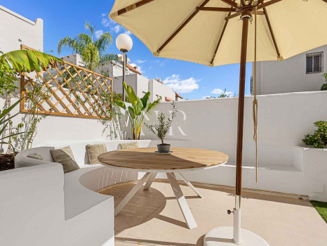 Maison de ville entièrement rénovée à Las Cumbres de Marbella à vendre
