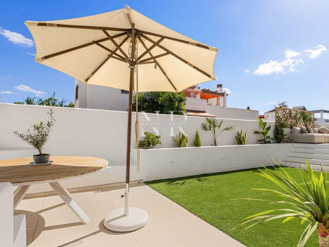 Maison de ville entièrement rénovée à Las Cumbres de Marbella à vendre