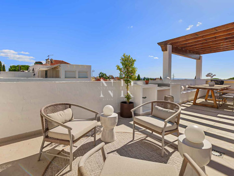 Maison de ville entièrement rénovée à Las Cumbres de Marbella à vendre