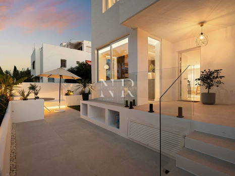 Maison de ville entièrement rénovée à Las Cumbres de Marbella à vendre