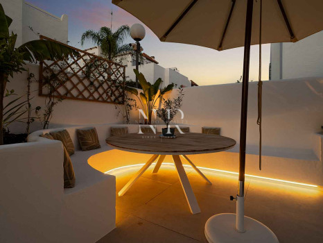 Maison de ville entièrement rénovée à Las Cumbres de Marbella à vendre