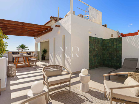 Maison de ville entièrement rénovée à Las Cumbres de Marbella à vendre