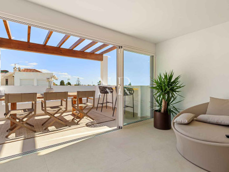 Maison de ville entièrement rénovée à Las Cumbres de Marbella à vendre