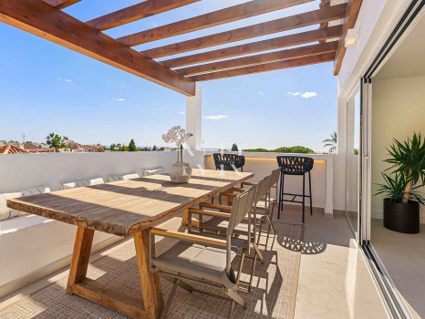 Maison de ville entièrement rénovée à Las Cumbres de Marbella à vendre