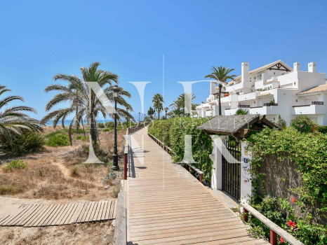 Apartamento en Urbanización Palm Beach en primera línea de playa en venta