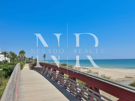 Apartamento en Urbanización Palm Beach en primera línea de playa en venta