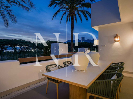 Apartamento en Urbanización Palm Beach en primera línea de playa en venta