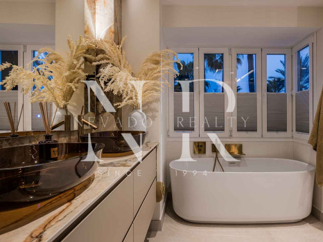 Apartamento en Urbanización Palm Beach en primera línea de playa en venta