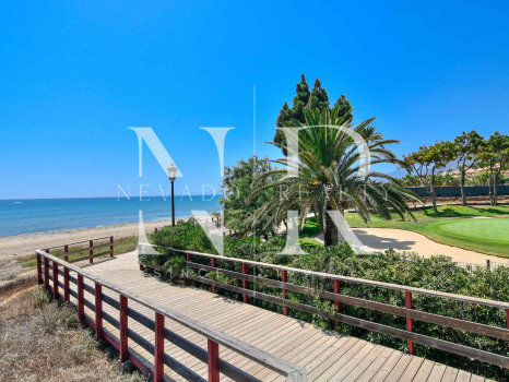 Apartamento en Urbanización Palm Beach en primera línea de playa en venta