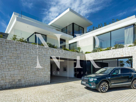 Villa en Urbanización El Madroñal con vistas panorámicas en venta