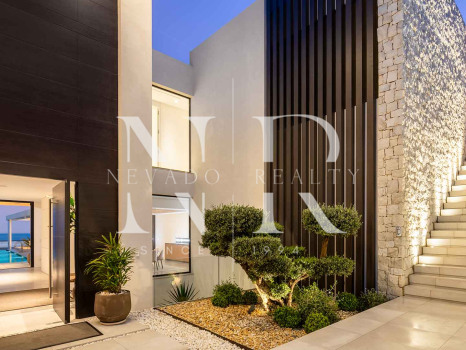 Villa en Urbanización El Madroñal con vistas panorámicas en venta