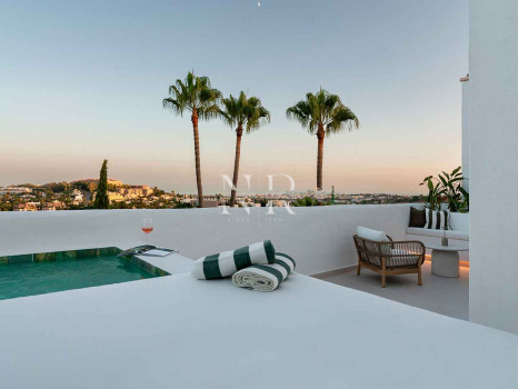 Penthouse in La Quinta Village residential complex with sea views for sale