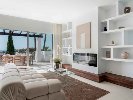 Penthouse in La Quinta Village residential complex with sea views for sale