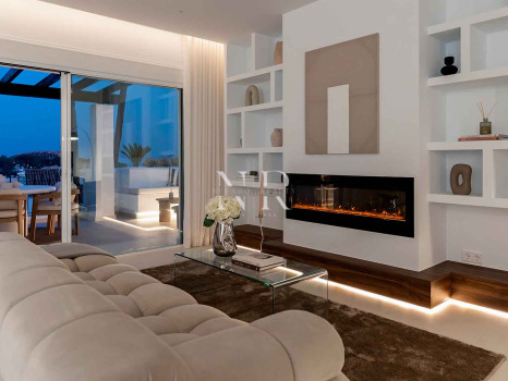 Penthouse in La Quinta Village residential complex with sea views for sale
