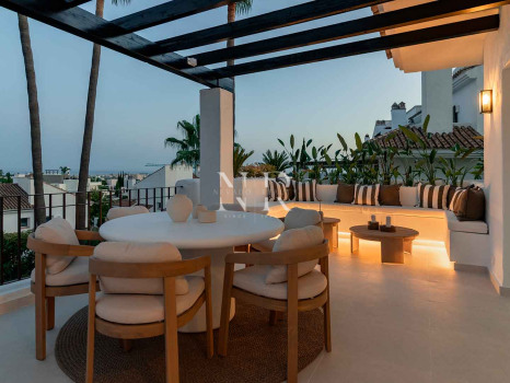 Penthouse in La Quinta Village residential complex with sea views for sale