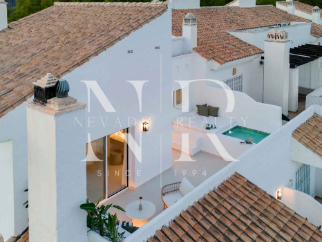 Penthouse à vendre dans le lotissement La Quinta Village avec vue sur la mer