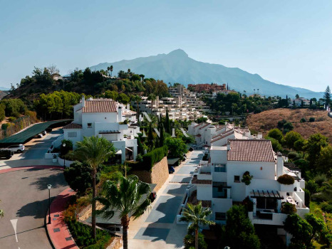 Penthouse in La Quinta Village residential complex with sea views for sale