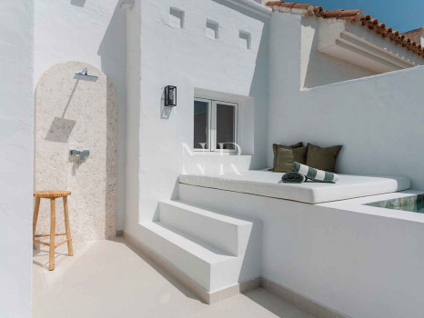 Penthouse in La Quinta Village residential complex with sea views for sale