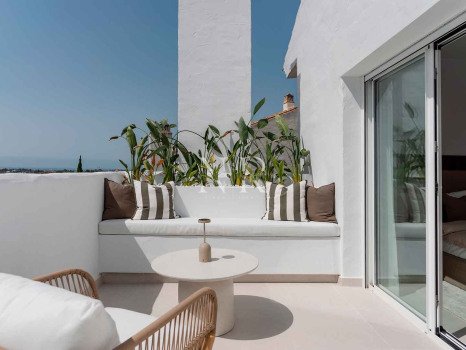 Penthouse in La Quinta Village residential complex with sea views for sale