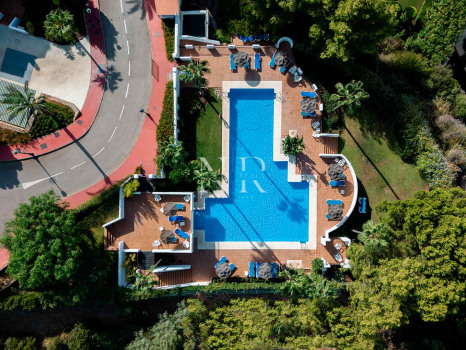 Penthouse in La Quinta Village residential complex with sea views for sale