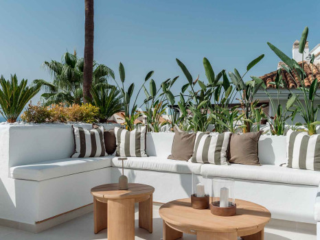 Penthouse in La Quinta Village residential complex with sea views for sale