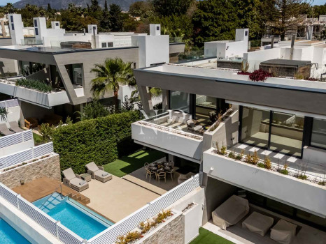 Maison jumelée à vendre dans l'urbanisation Banús Bay, à quelques minutes de la plage