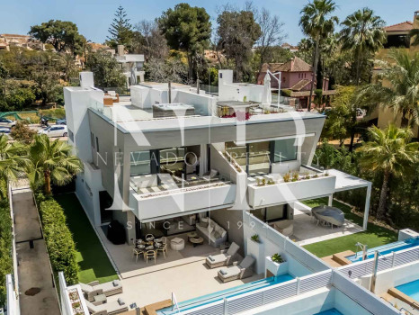 Semi-detached house for sale in Banús Bay Urbanization, just minutes from the beach