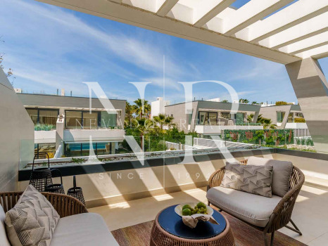 Semi-detached house for sale in Banús Bay Urbanization, just minutes from the beach